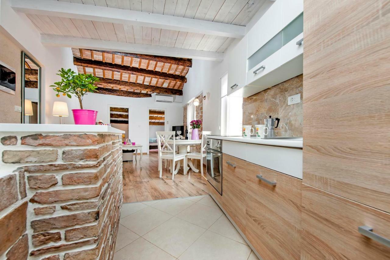 Apartment Casa Alek โรวีน ภายนอก รูปภาพ