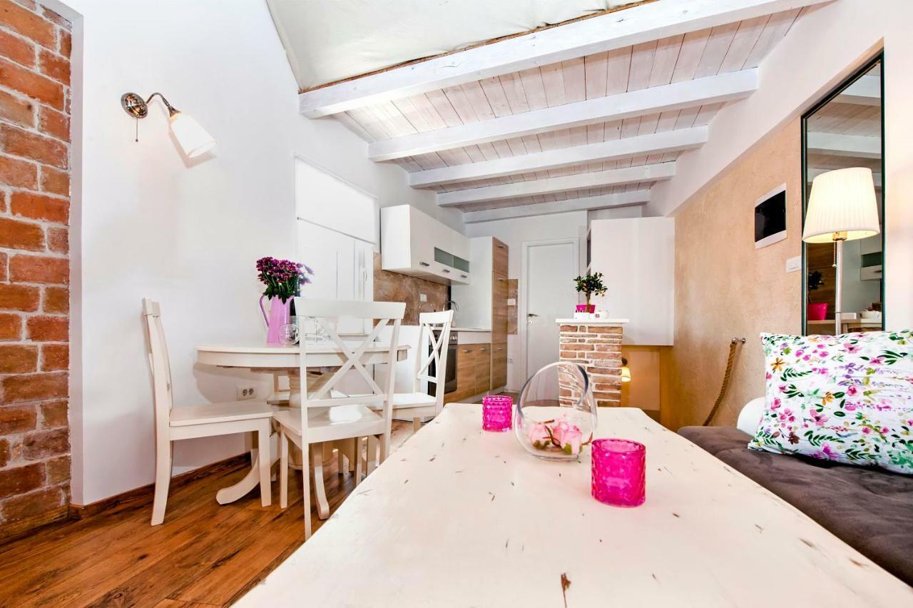 Apartment Casa Alek โรวีน ภายนอก รูปภาพ