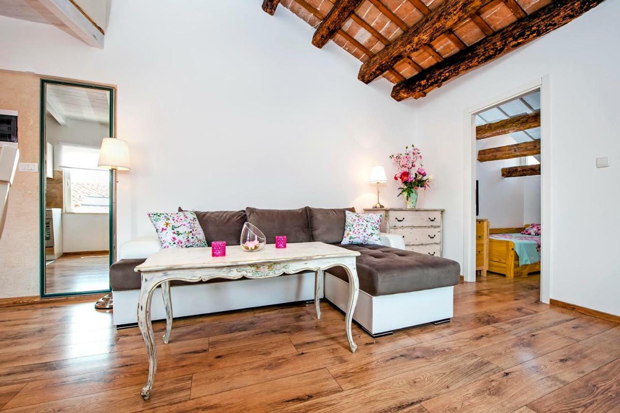 Apartment Casa Alek โรวีน ภายนอก รูปภาพ
