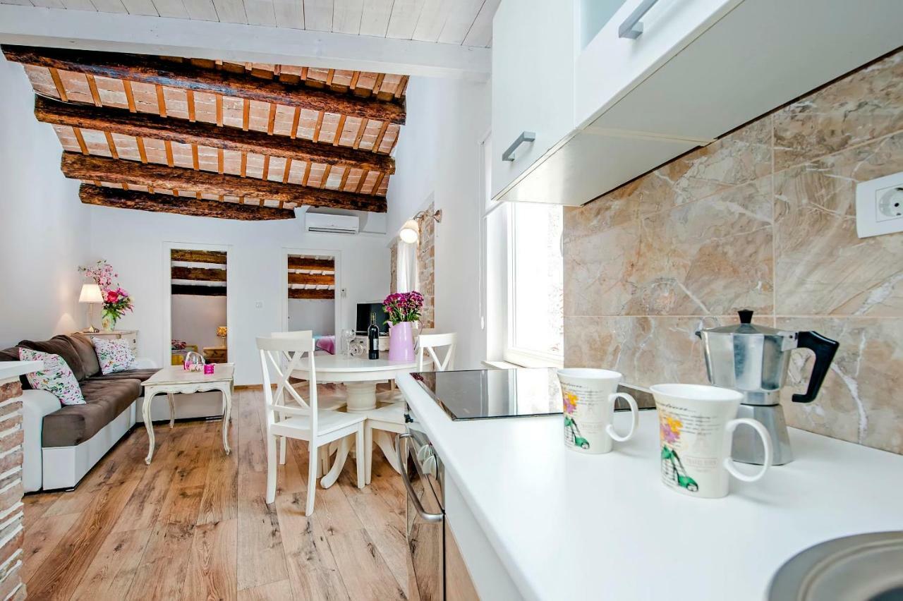 Apartment Casa Alek โรวีน ภายนอก รูปภาพ