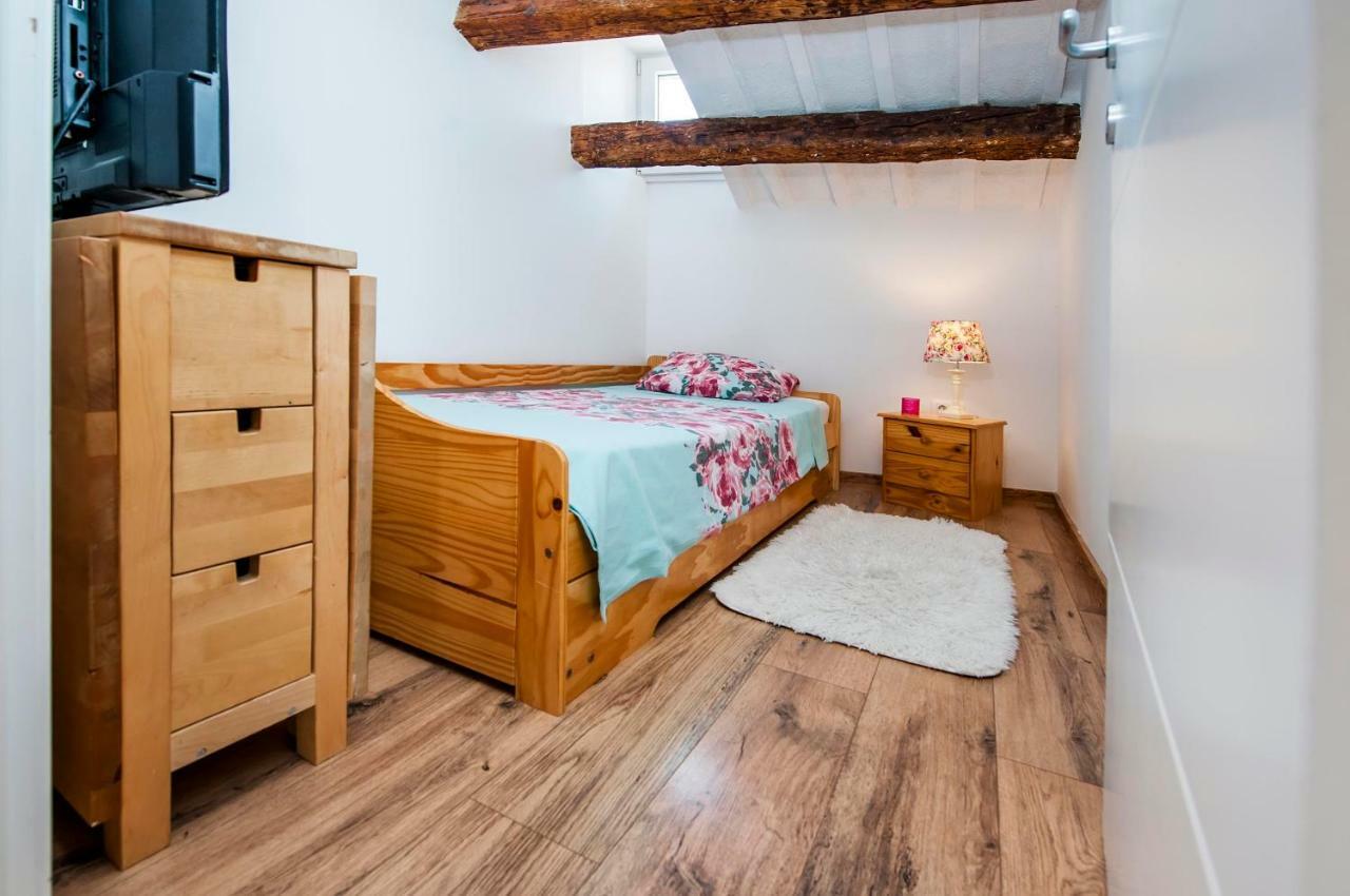 Apartment Casa Alek โรวีน ภายนอก รูปภาพ