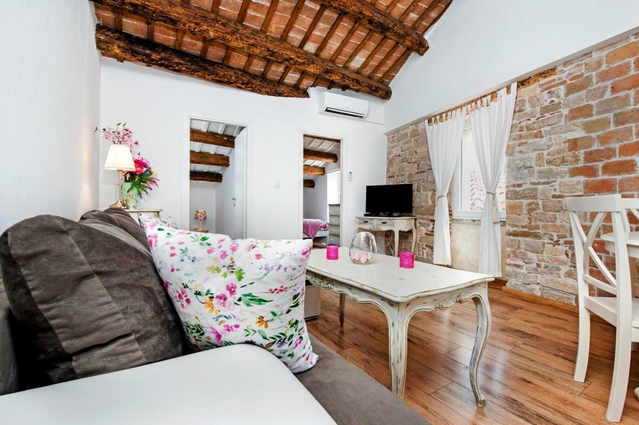 Apartment Casa Alek โรวีน ภายนอก รูปภาพ